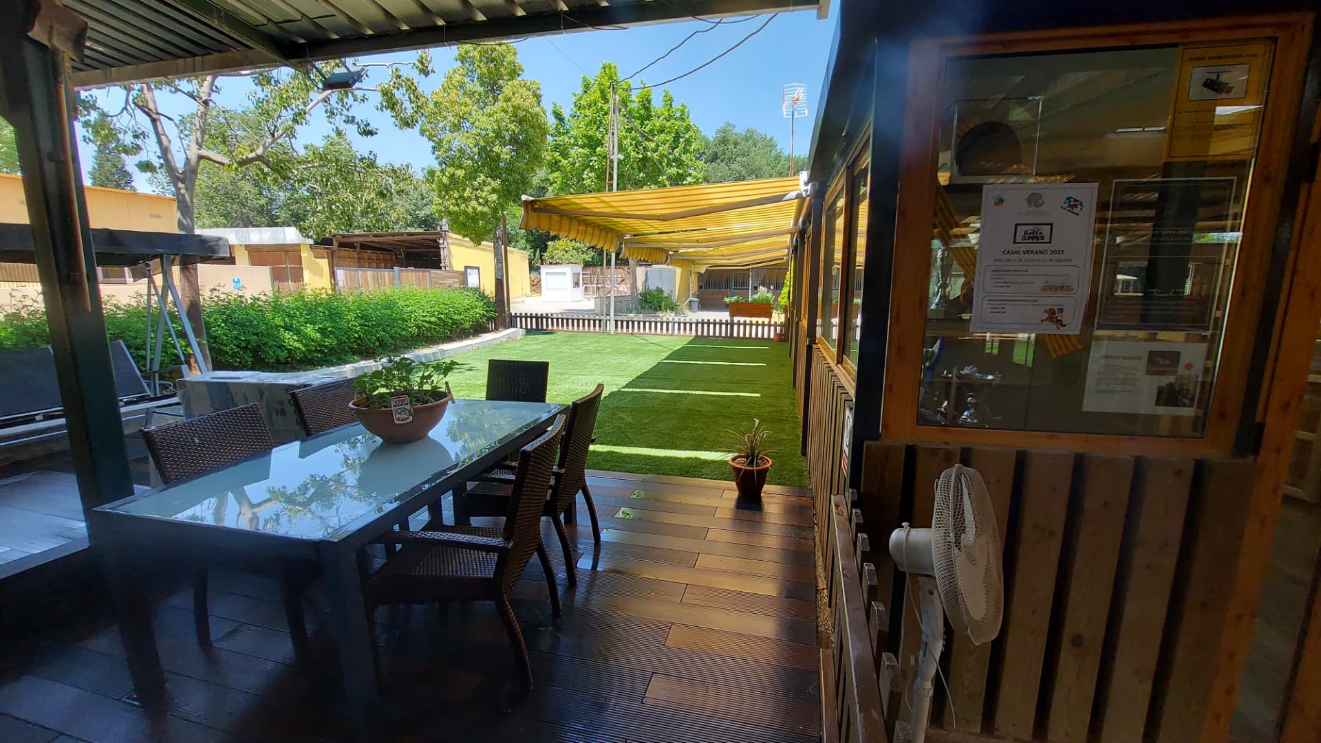 Terraza del local social con vistas al jardín